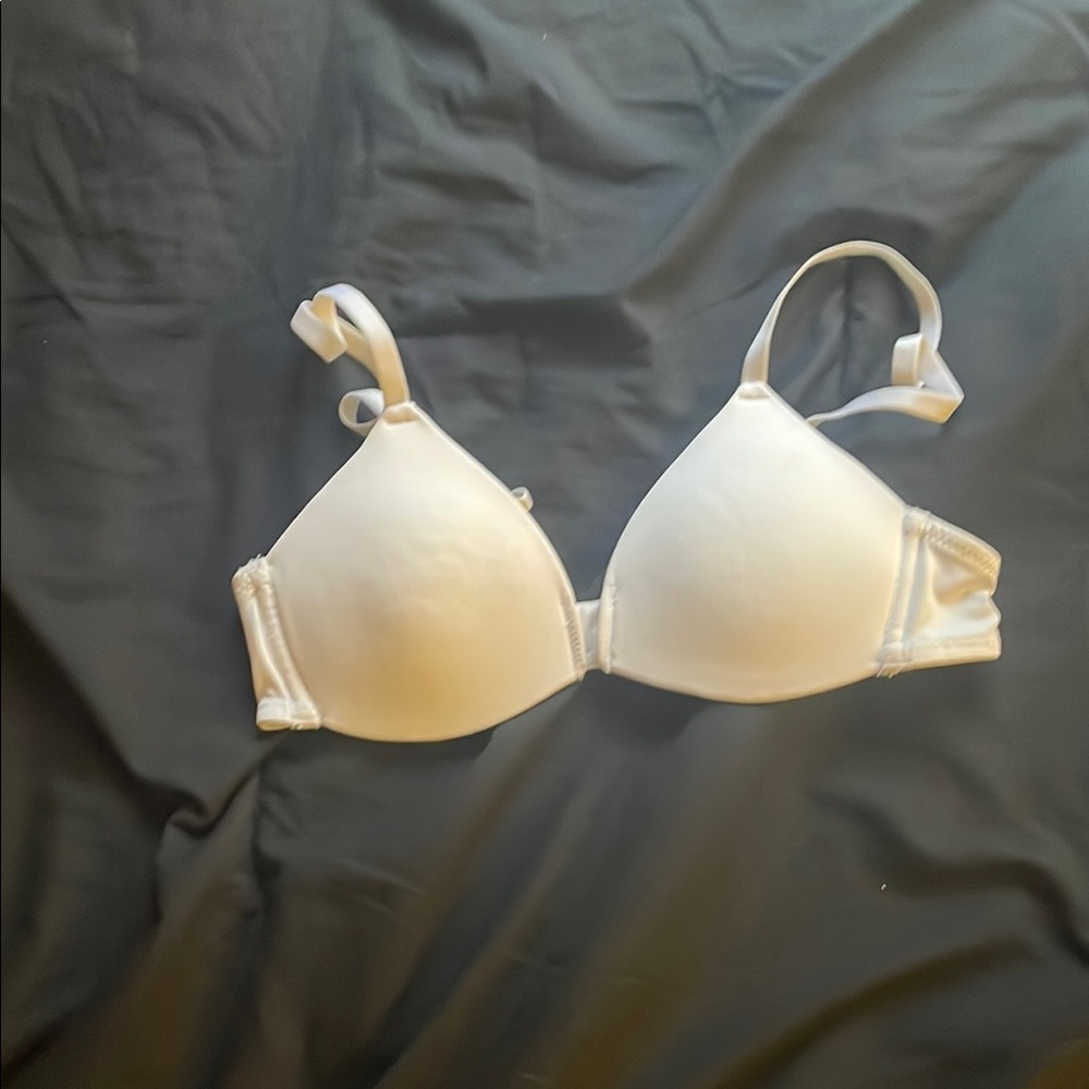 Hanes White T-Shirt Bra with Underwire and Molded Cups